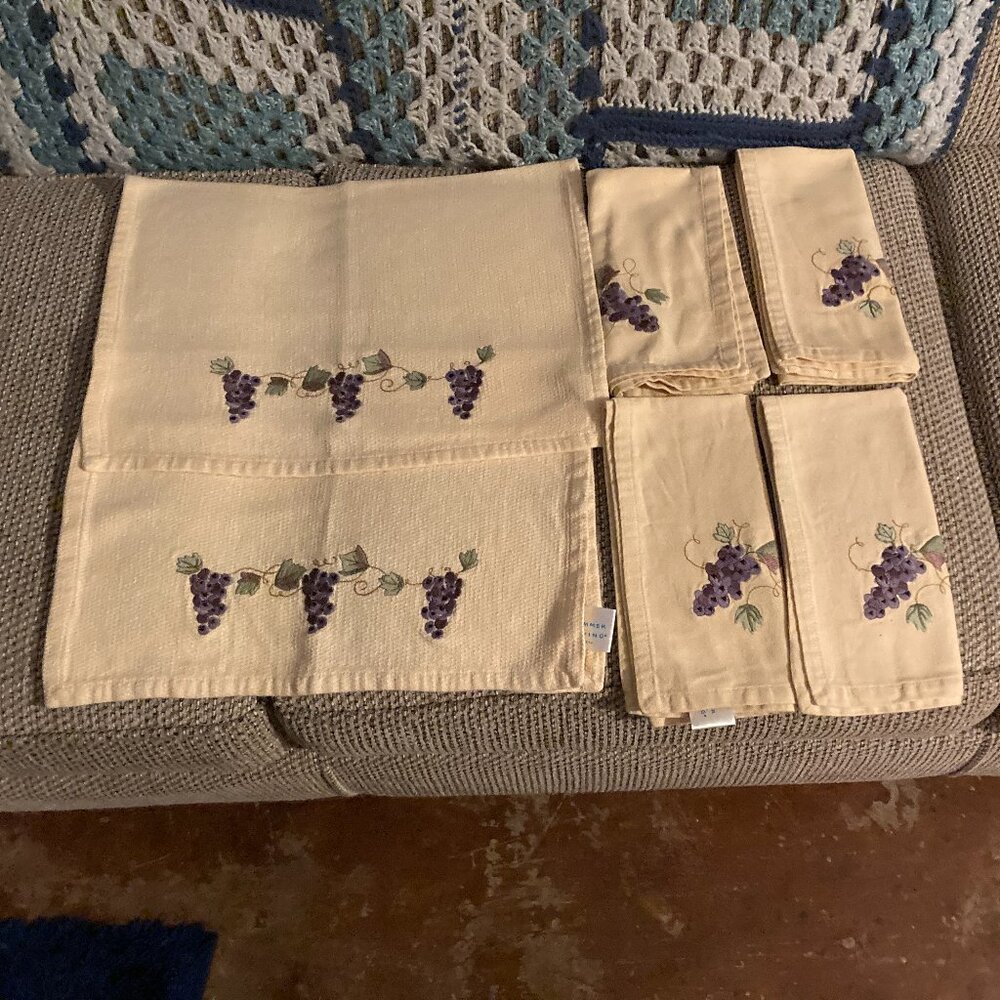 Summer Living- 4 Napkins & 2 Kitchen Towels-Embroidered Grape Design-All Cotton